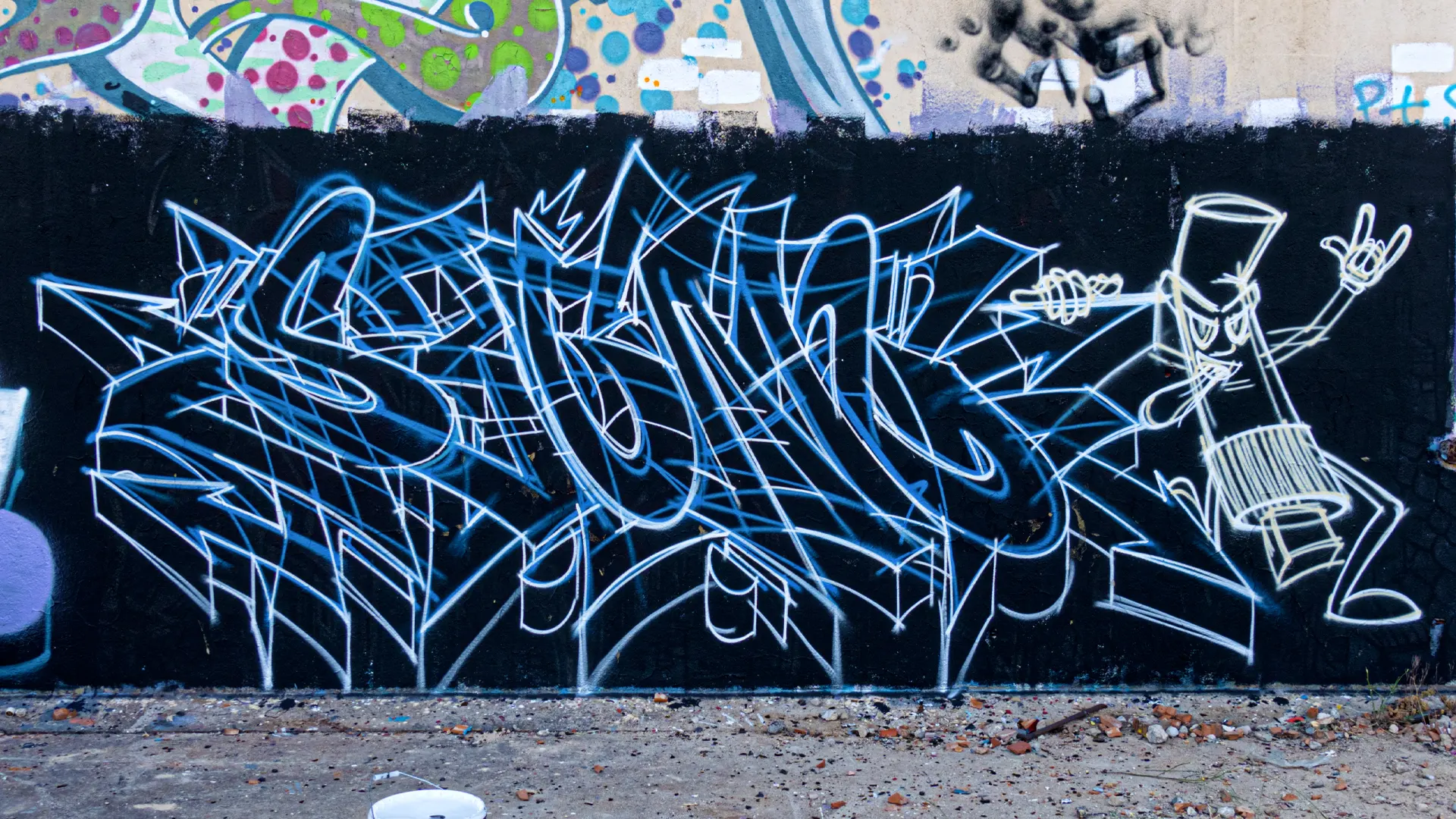 mural-fuencarral-marcos-segan-website-image-comparation-graffiti-fabricas-1-before